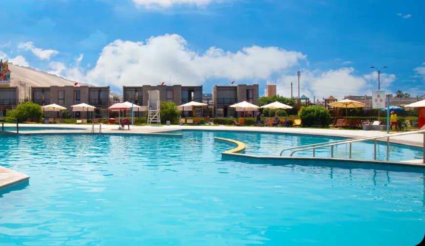 Zona de piscinas de Touricamp con áreas verdes