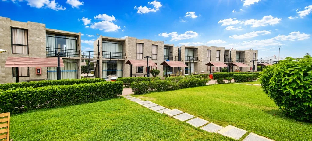 Bungalows modernos de Touricamp frente a áreas verdes
